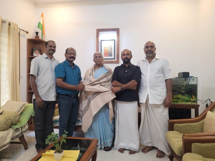 അധ്യാപക ദിനത്തോടനുബന്ധിച്ച് KSS കരിമണ്ണൂർ യൂണിറ്റ് അധ്യാപികയെ ആദരിച്ചു.